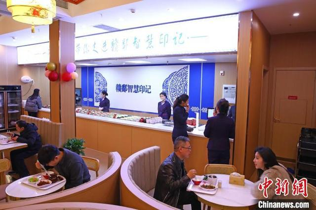 图为旅客在江西省首家“赣鄱智慧印记”高铁热链主题餐厅内用餐。刘占昆 摄