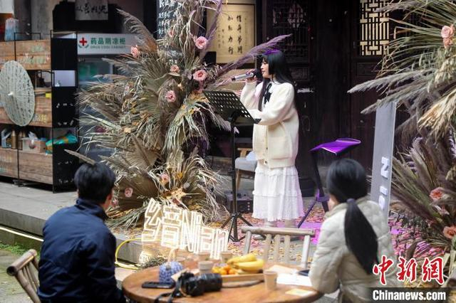 12月4日，新光村润德堂，观众聆听乡村音乐歌手演唱。中新社记者 张祥毅 摄
