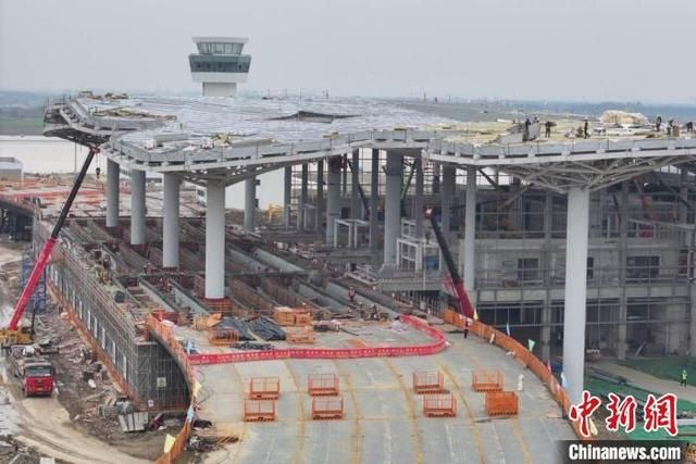 嘉兴机场航站楼高架钢箱梁合拢现场。嘉兴市委宣传部供图