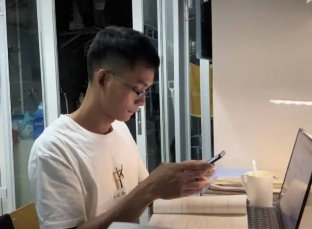 唐尚珺课余时间跟77岁的母亲通电话。
