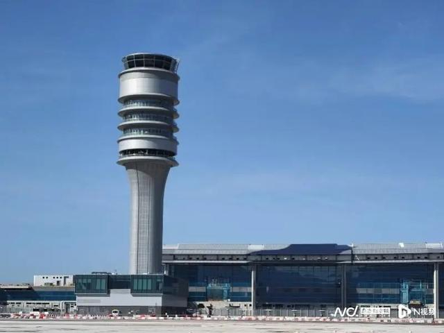 尚未启用的香港机场新航站楼及其塔台。