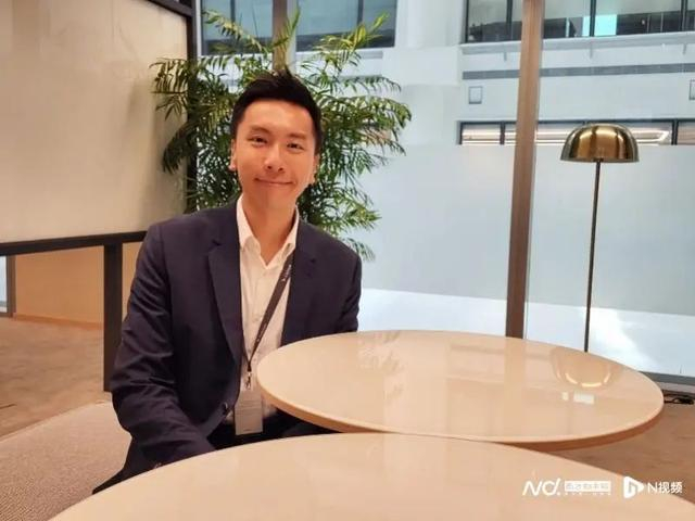 国泰数码部总经理邹铭诺向南都、N视频记者解释该航司如何利用AI和科技提升运营效率。