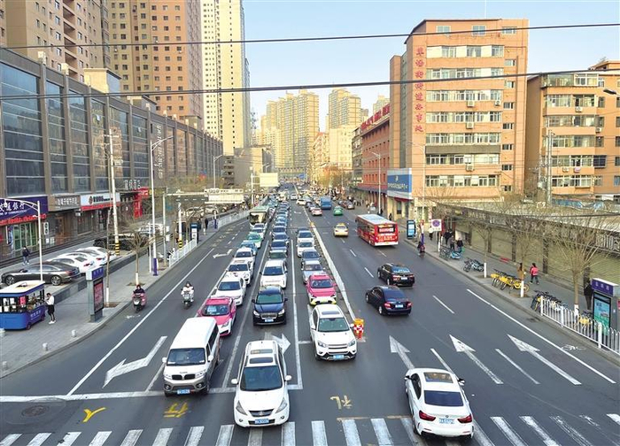     盐场路早高峰时段车辆运行顺畅