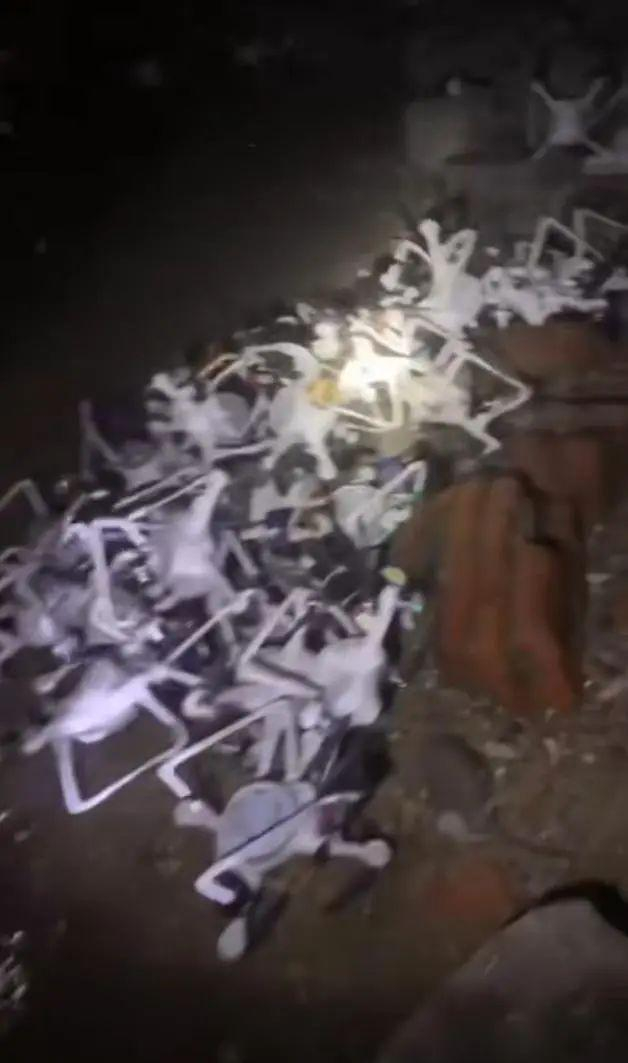 裸露在海岸线的无人机。图/视频截图