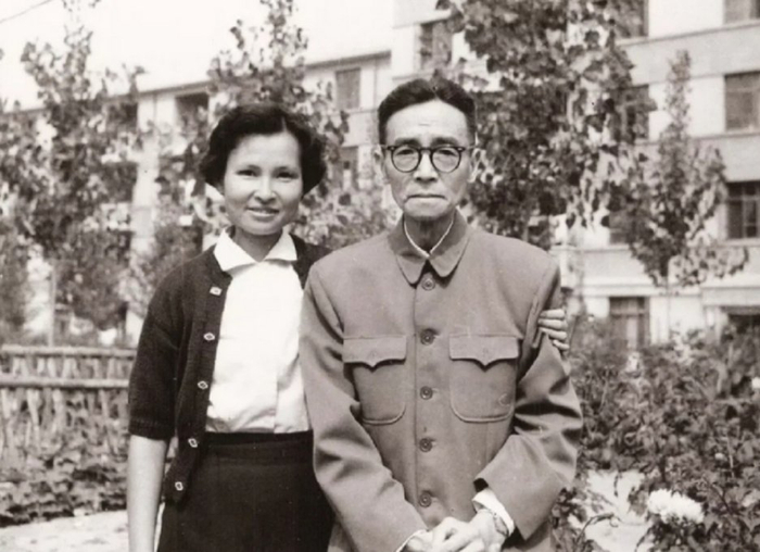 1949年,林徽因和梁思成送女儿参军时的合影,林徽因漂亮夺目|徐志摩|梁再冰|婚姻|离婚|感情_新浪新闻