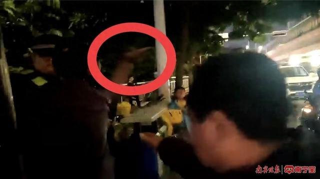 执法记录仪视频截图。