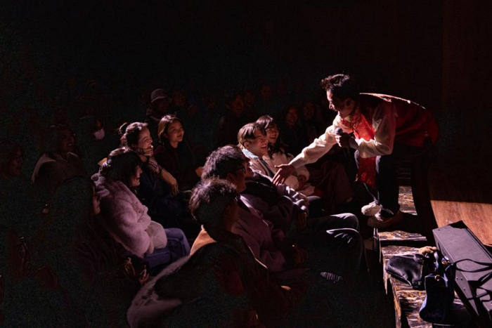 2024年2月4日，“秀哒”脱口秀现场，念增扎巴和观众互动。新华社记者 丁增尼达 摄