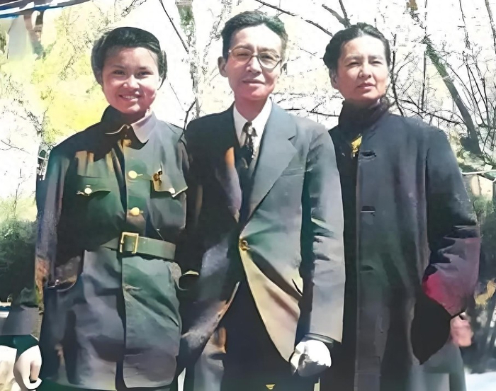 1949年,林徽因和梁思成送女儿参军时的合影,林徽因漂亮夺目|徐志摩|梁再冰|婚姻|离婚|感情_新浪新闻