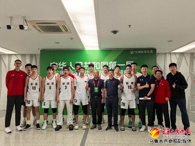 　　球队所有成员合影留念。受访者供图