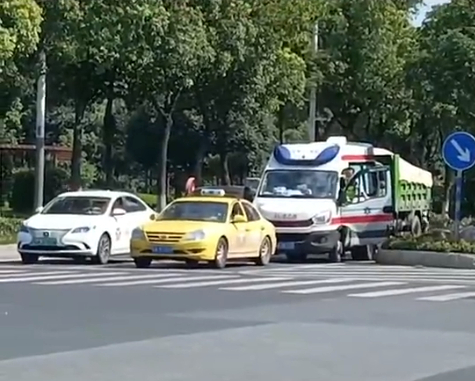 此前相关视频截图/南京交警