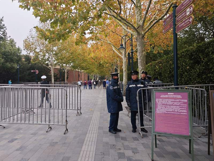 12月10日，上海迪士尼乐园入园主通道上摆放的电动轮椅入园须知。新京报贝壳财经记者俞金旻摄