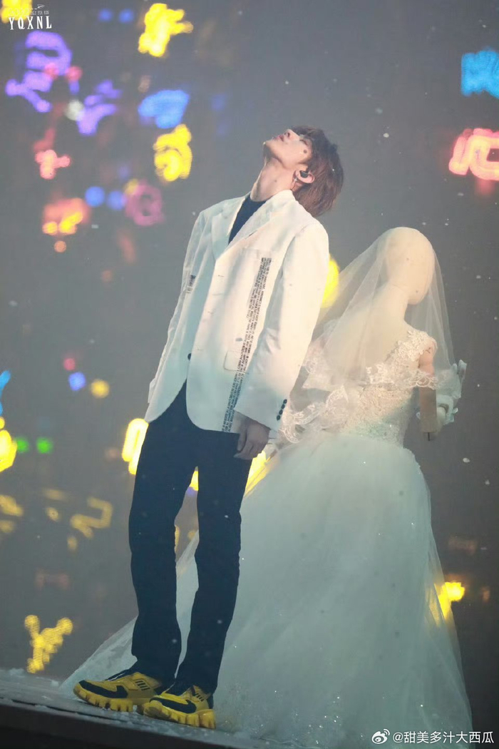 蔡徐坤的木偶婚纱舞台表现非常出色