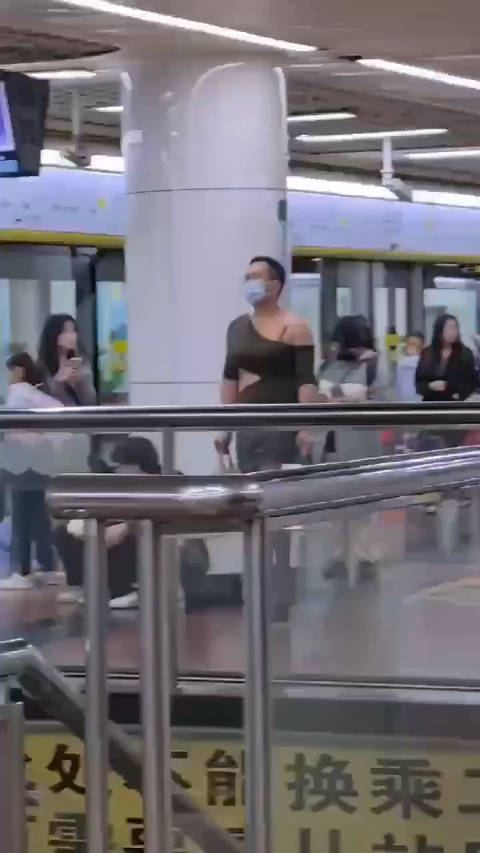 啊这……地铁老人看手机.jpg