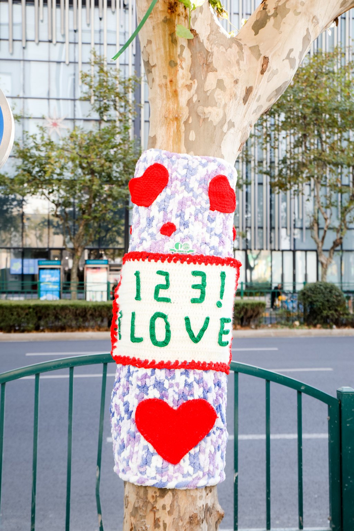 张杨路和第一八佰伴商场“大弯壁”内街区的13棵树穿上了“毛衣”。 本文图片均为受访者提供