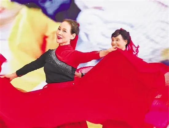 浙江（国际）康养产业博览会上，老年歌舞团在表演。受访者供图
