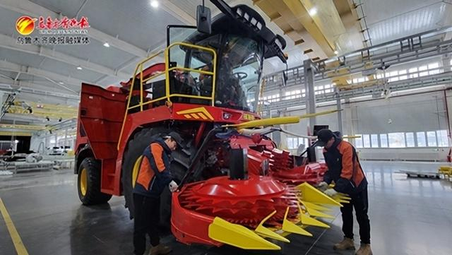 　　在乌鲁木齐钵施然智能农机有限公司的全自动化智能车间，工人们正在调试生产设备。 记者牟敏摄