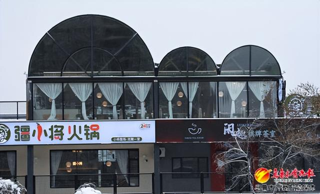 盛合摩界969文旅公园里的入驻商家。记者雷婷摄