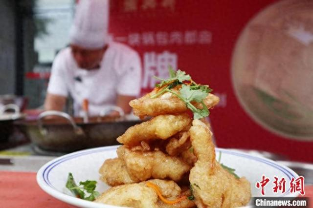 7月7日，吉林省吉林市，金牌厨师孙志刚制作的锅包肉。中新社记者 苍雁 摄