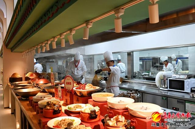 在盛合摩界969文旅公园，入驻商家可爱的新疆·欢乐食集餐厅为食客提供种类丰富的新疆美食。记者雷婷摄