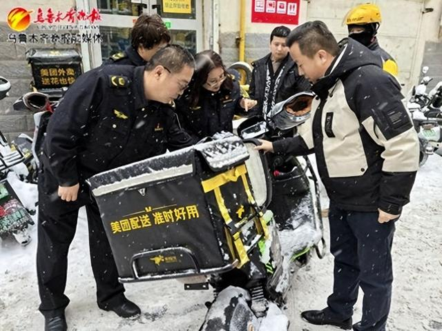 　　执法人员正在检查电动自行车的电瓶。记者王璇摄