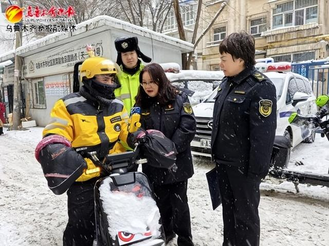 　　执法人员正在检查电动自行车仪表盘。记者王璇摄