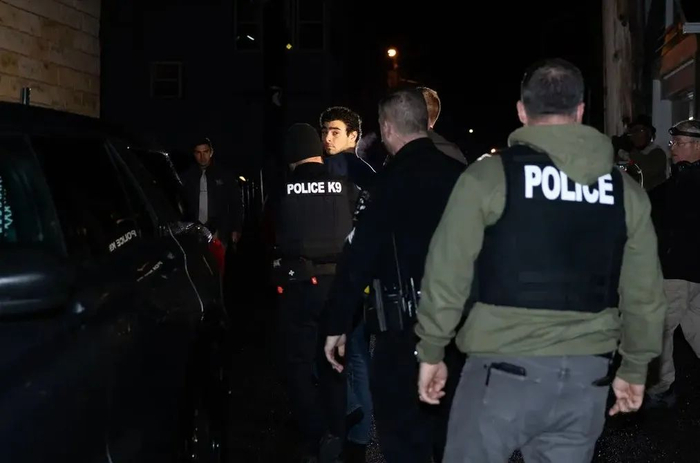 （顺便一提，《纽约时报》这张逮捕照抓拍得很妙，全图唯一一点光亮正正好照在枪手脸上，神了。）