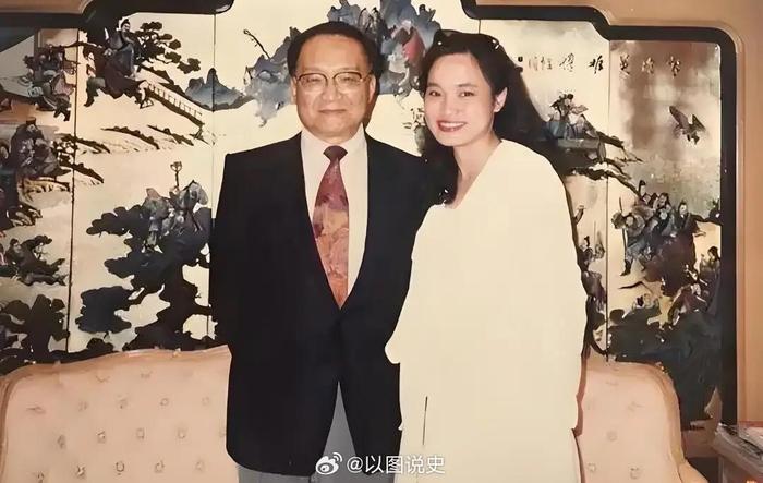 1976年，52岁的金庸出轨23岁的林乐怡后，便提出离婚，妻子平静地说：离婚可以，但有个条件就看你答不答应