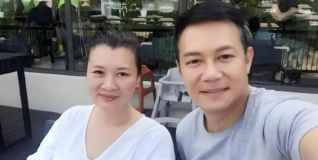 在那个香港娱乐圈出轨丑闻时有发生的年代,张兆辉却始终坚守