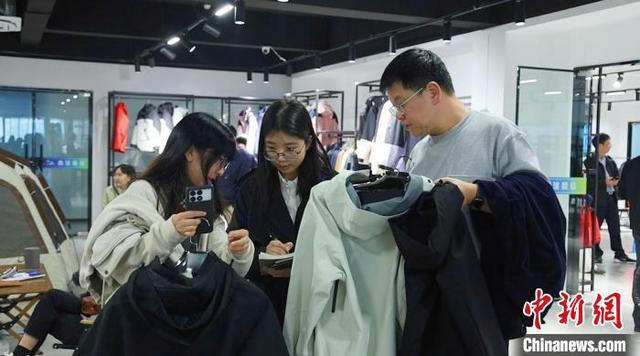 近日，顾客在台州三门选购冲锋衣。中新社记者 肖健 摄
