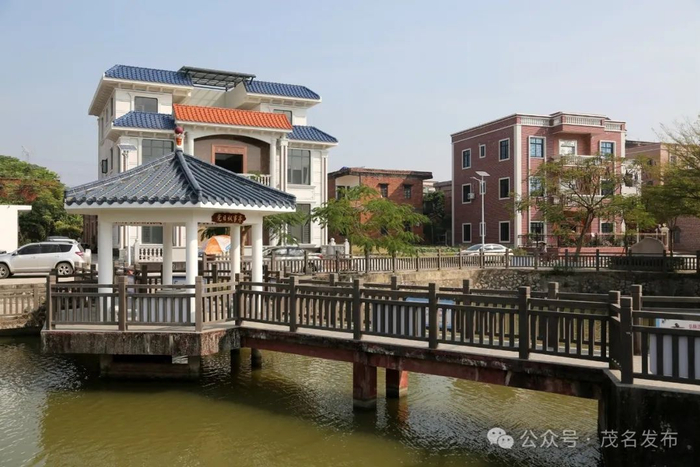 滨江议事亭景色美。