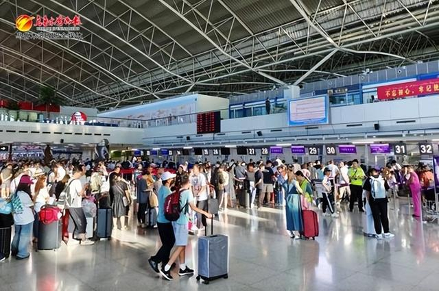 　　在乌鲁木齐国际机场T2航站楼，旅客准备出行。资料图片