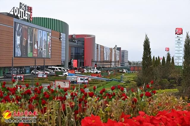 　　新疆最大的商业综合体砂之船（乌鲁木齐）奥莱。 资料图片