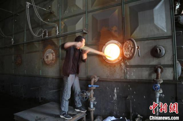 呼中区房产维修与供暖中心工人查看锅炉供暖情况。 白玉 摄