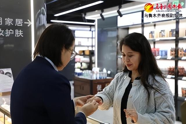 　　消费者在美林购进口保税商品体验中心试护肤品。资料图片