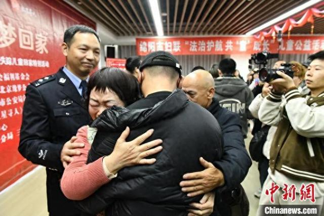 失踪38年的曾文豪与父母紧紧拥抱。 绵阳市公安局供图