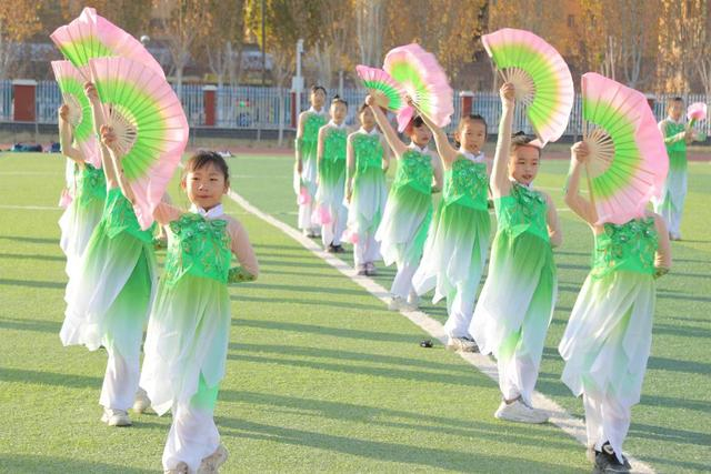 舞蹈社团表演。阿迪力·艾尼 摄 