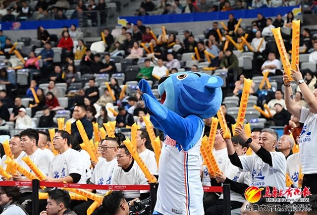 　　12月11日，在乌鲁木齐奥体中心，新疆球迷正在为球员加油助威。记者陈岩摄