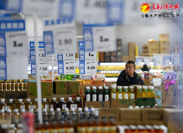 　　消费者在宜品莱全球优品仓储超市选购商品。资料图片