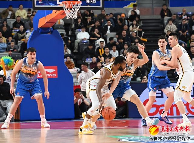　　12月11日，在乌鲁木齐奥体中心，新疆男篮球员正在后场防守。记者陈岩摄