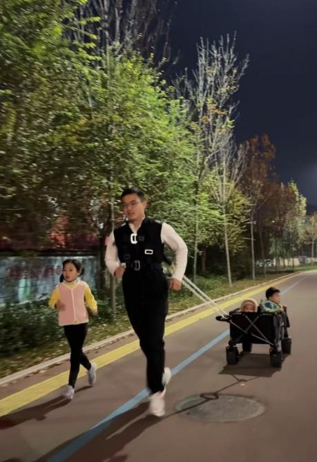 三胎爸爸腰绑小车拉老二老三陪老大跑步走红：大女儿曾多次惊厥 希望陪她跑步增强体质