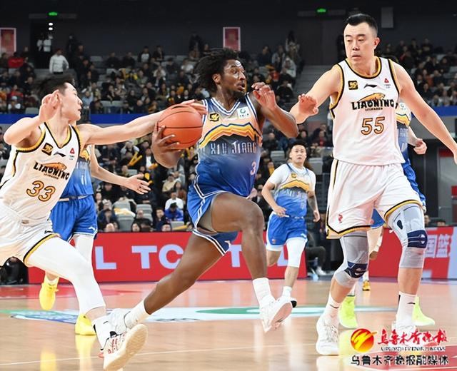 　　12月11日，在乌鲁木齐奥体中心，新疆男篮球员黑根斯正在中场突破进攻。记者陈岩摄