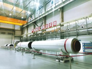 　　“资阳造”首枚商业运载火箭从四川星河动力空间科技有限公司飞行器总装制造基地下线。韩成玺 摄