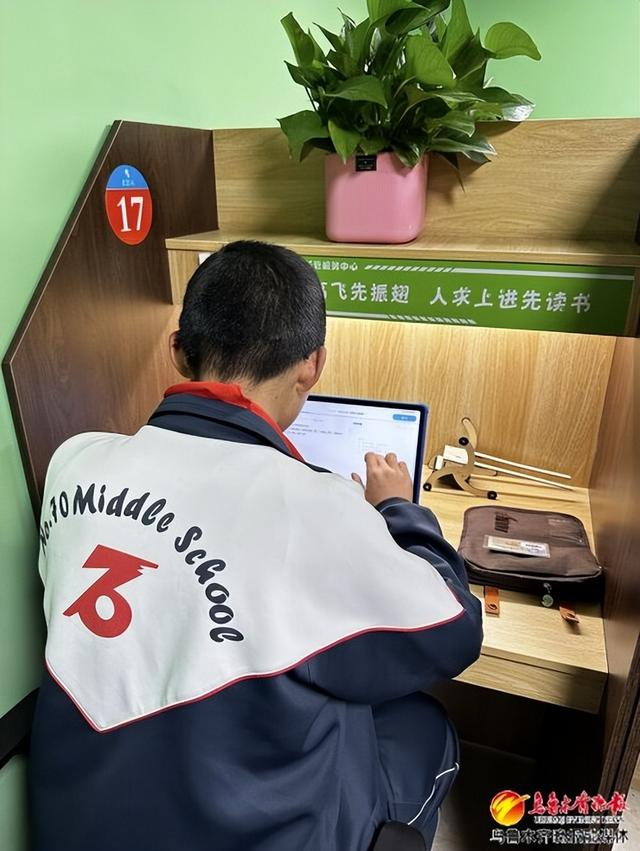 　　12月11日，一名学生在高新区（新市区）南纬一路的松鼠AI智能学习服务中心学习，桌子上摆放着AI学习机。记者王煜摄