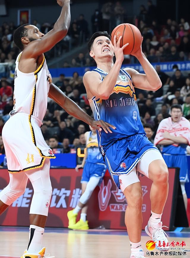 　　12月11日，在乌鲁木齐奥体中心，新疆男篮球员伊力福拉提正在前场篮下突破投篮。记者陈岩摄