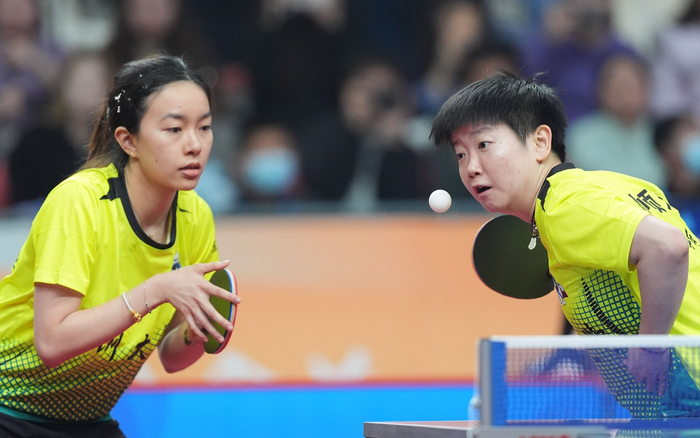 深圳大学队组合孙颖莎（右）/吴咏琳出战女子团体双打比赛。  图/新华社