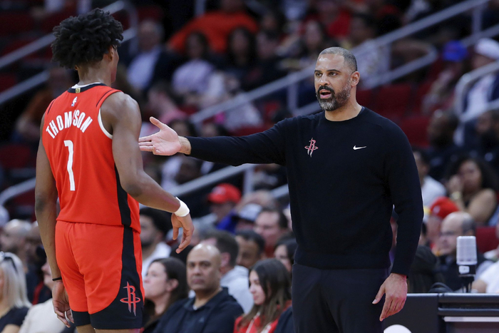 乌度卡教练对于阿门·汤普森的要求很高，经常会对他的防守失误感到生气。