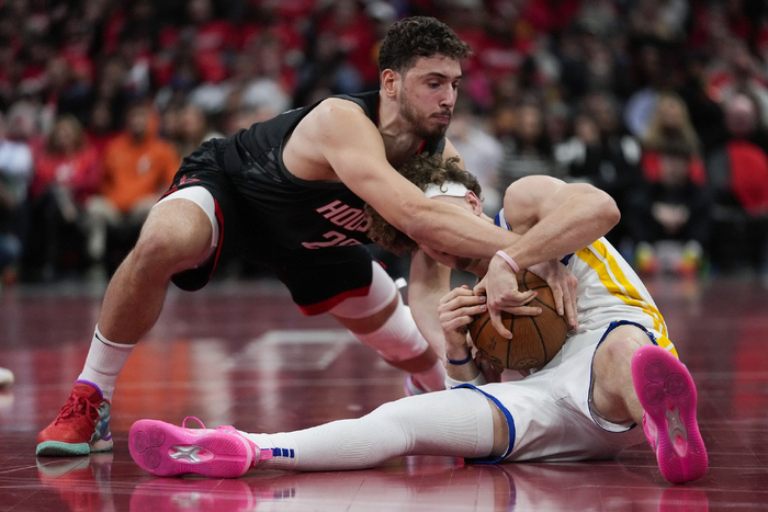 申京在乌度卡的调教下，防守也愈发积极。