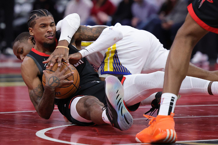 杰伦·格林在最后时刻的抢断，帮助火箭挺进NBA杯半决赛。