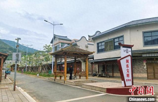 经过改造后的福建省宁德市霞浦县沙江镇中心街干净整洁、古色古香。叶伏国 摄