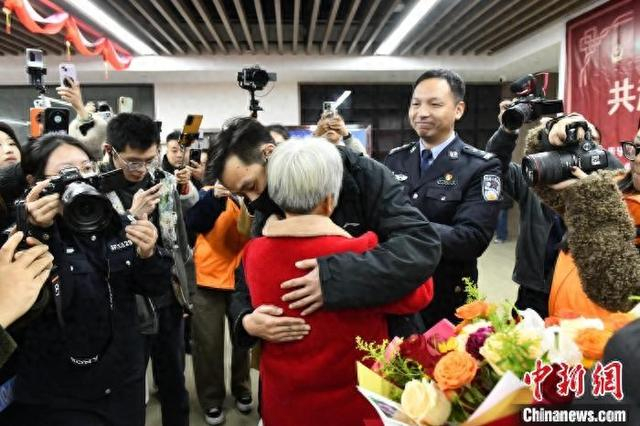 认亲现场。 绵阳市公安局供图